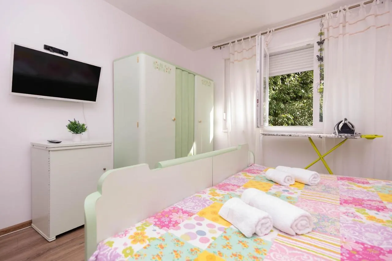 Apartment Snowwhite Split